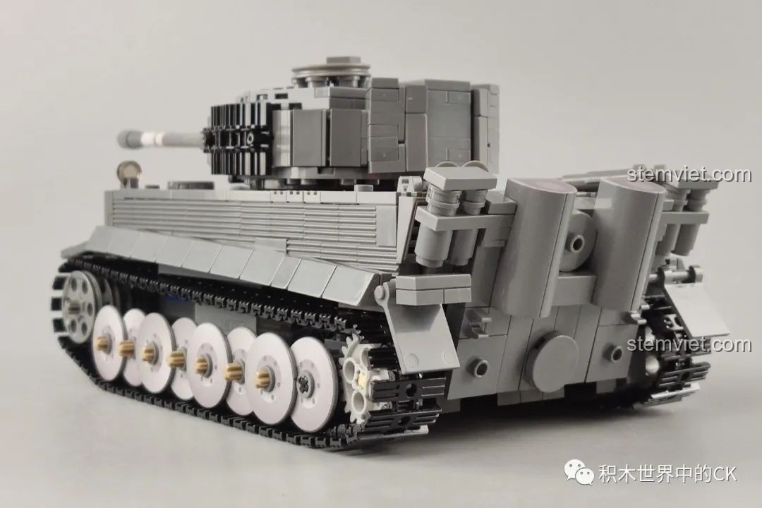 Ảnh chụp cạnh bên của bộ lắp ráp Xe tăng Tiger I Sd.Kfz. 181 61071, làm nổi bật nòng pháo dài và dàn bánh xe.