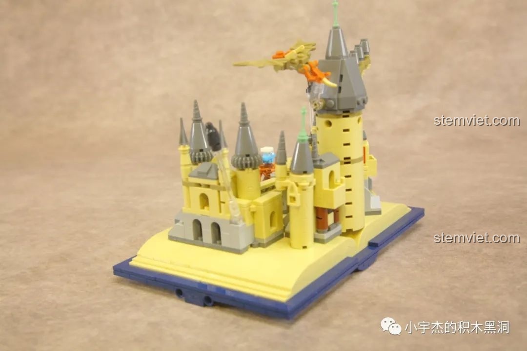 Góc nhìn bên phải của bộ đồ chơi lắp ghép Cuốn sách ma thuật Hogwarts 13010 giá tốt.