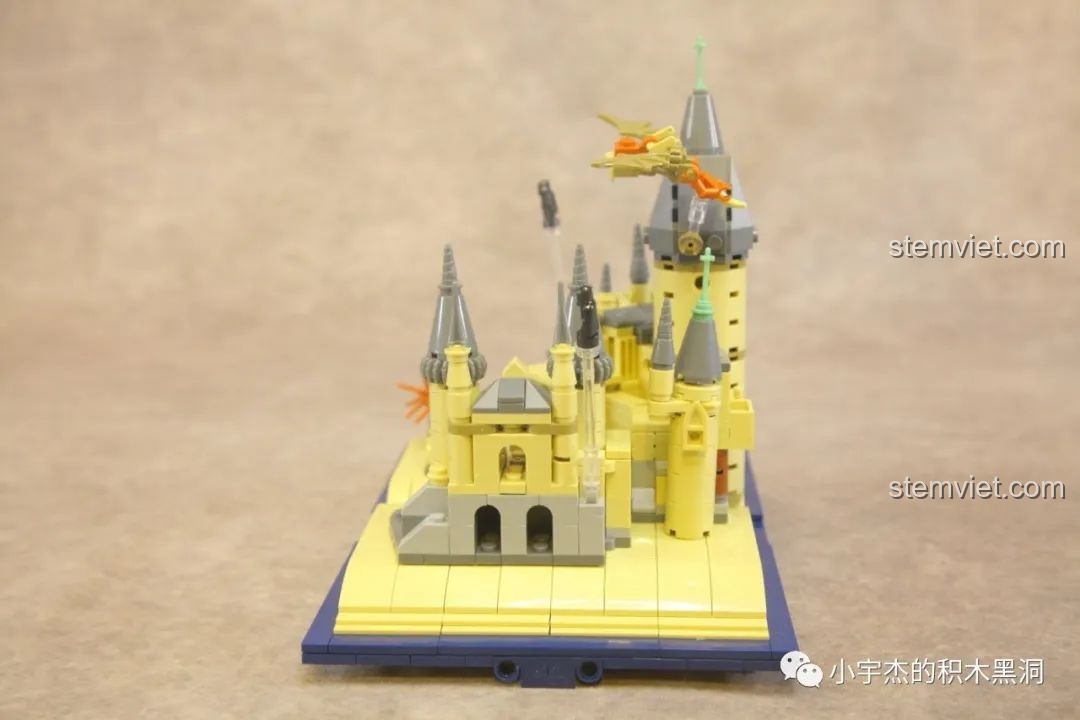 Một góc nhìn khác từ bên phải của bộ đồ chơi Trường Phù thủy và Pháp sư Hogwarts Meiji.