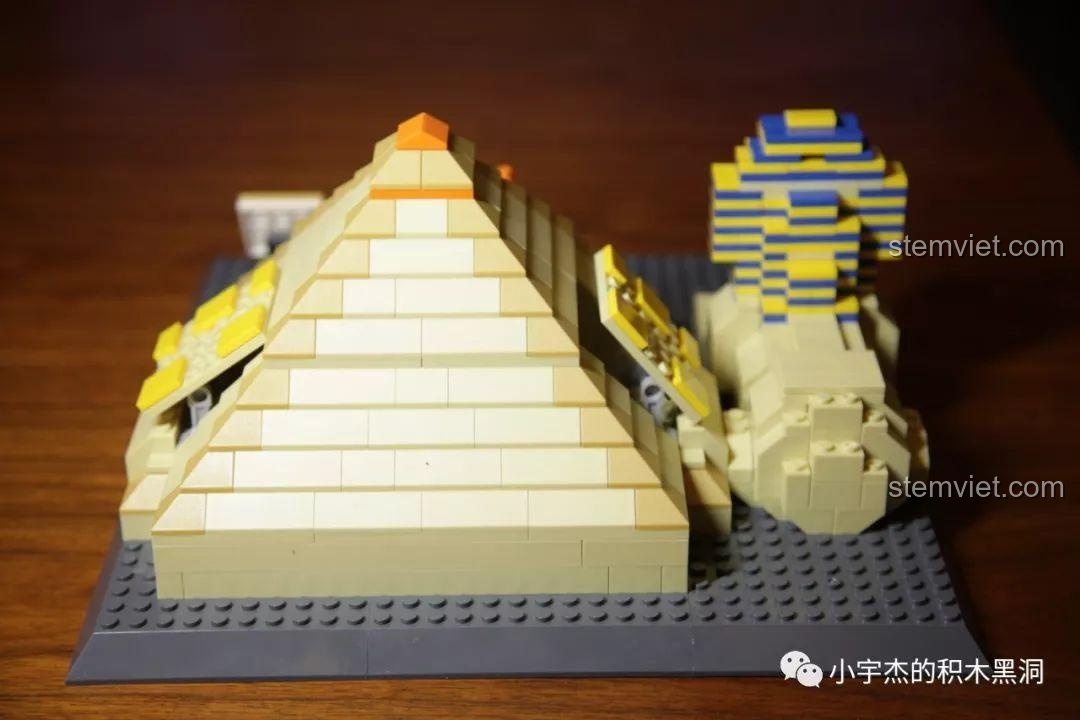 Góc nhìn từ phía sau của bộ lắp ghép WANGE 4210 Đại kim tự tháp Giza và Tượng Nhân sư.