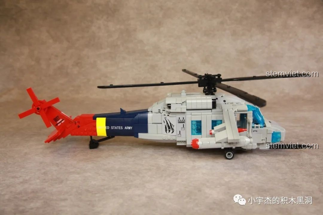 Góc nhìn từ phía sau của mô hình WOMA C0897, khoe trọn phần đuôi màu đỏ và các sticker trang trí độc đáo.