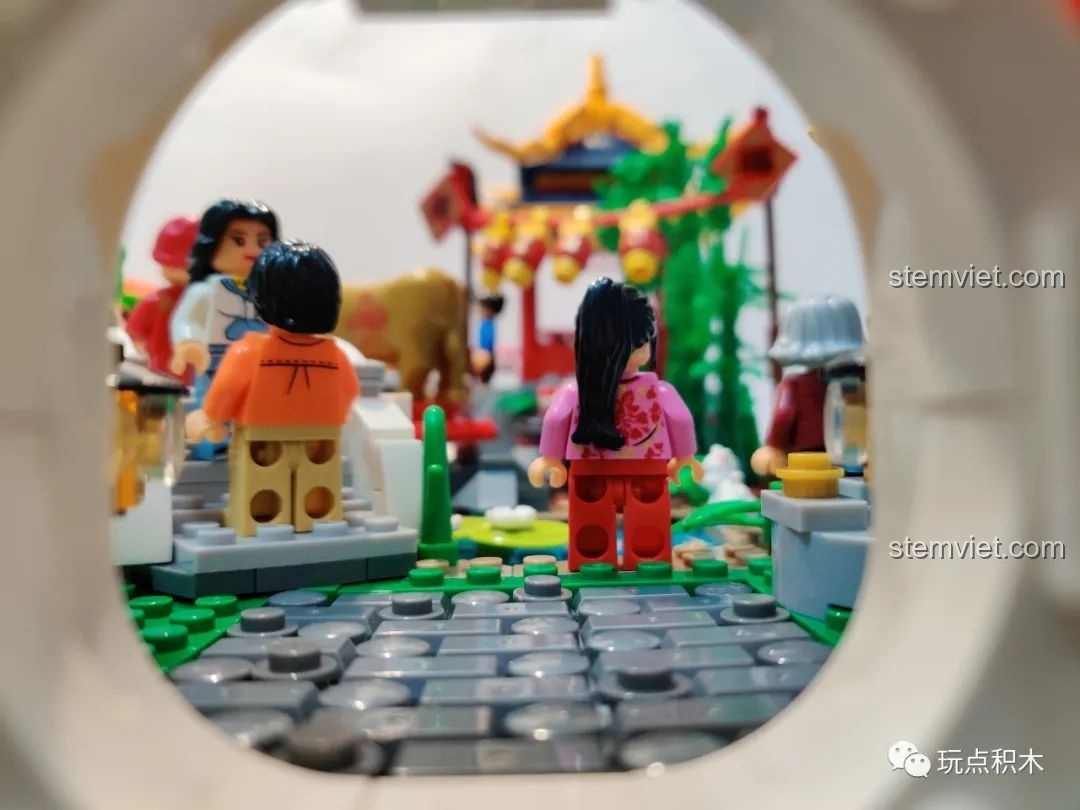 Góc nhìn từ trong cổng mặt trăng ra ngoài sa bàn WOMA C9123, tạo một khung hình độc đáo.