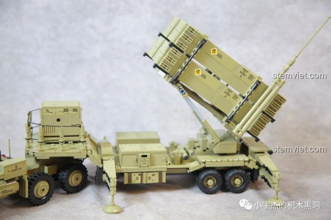 Góc nhìn từ phía sau của bệ phóng tên lửa khi đang ở vị trí nâng cao, thể hiện sự hầm hố của mô hình.