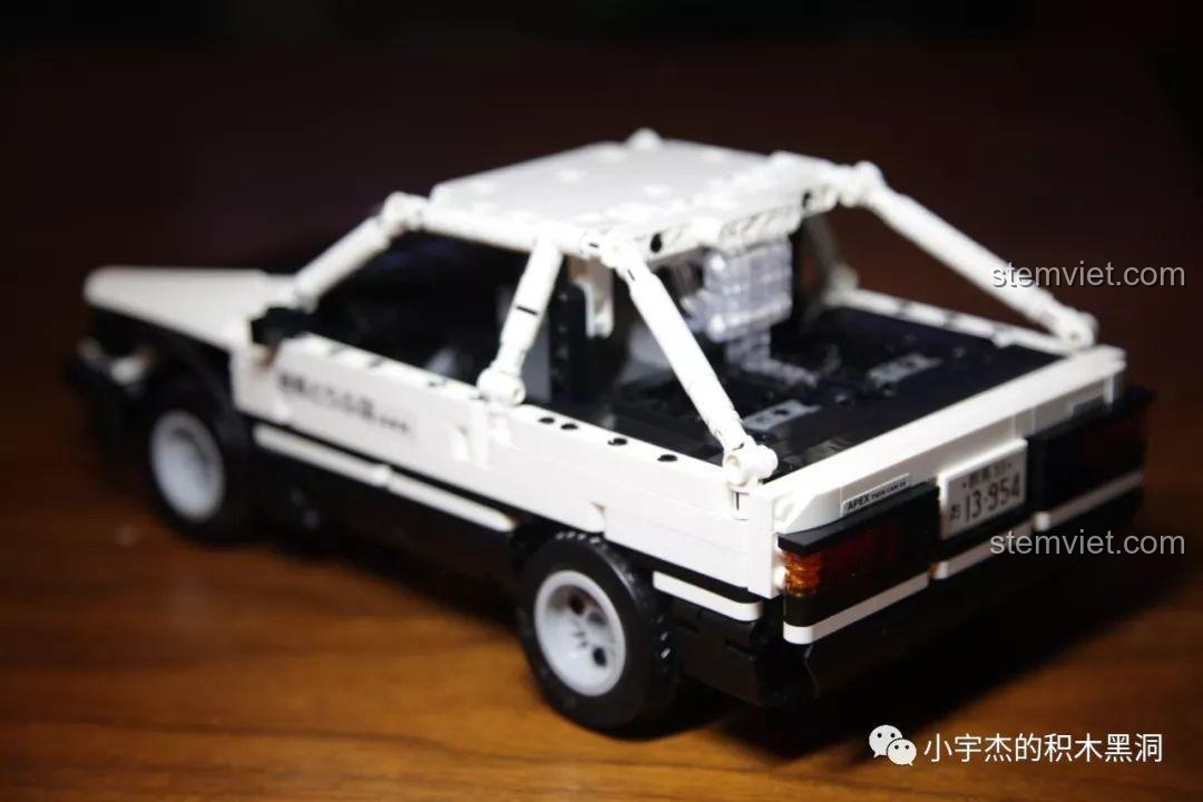 Góc nhìn 3/4 từ phía sau của mô hình Super 18K K-81 Toyota AE86.