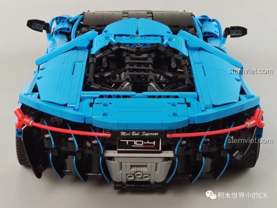 Góc nhìn từ phía sau của đồ chơi mô hình C61041 giá rẻ, khoe trọn bộ khuếch tán và đèn hậu.