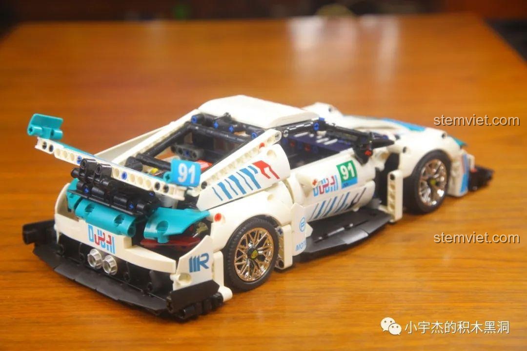 Góc nhìn 3/4 từ phía sau của mô hình KBOX 10214, khoe trọn phần đuôi xe hầm hố.