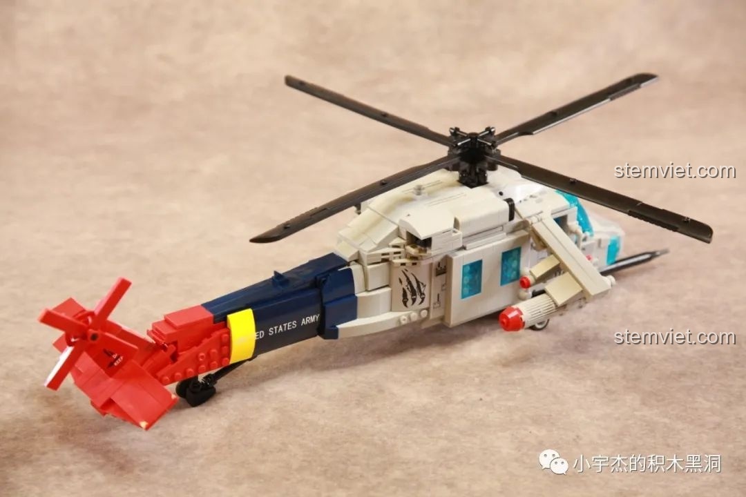 Góc nhìn từ phía sau khi cánh quạt chính của mô hình WOMA C0897 đang quay, tạo nên một khung cảnh sống động.