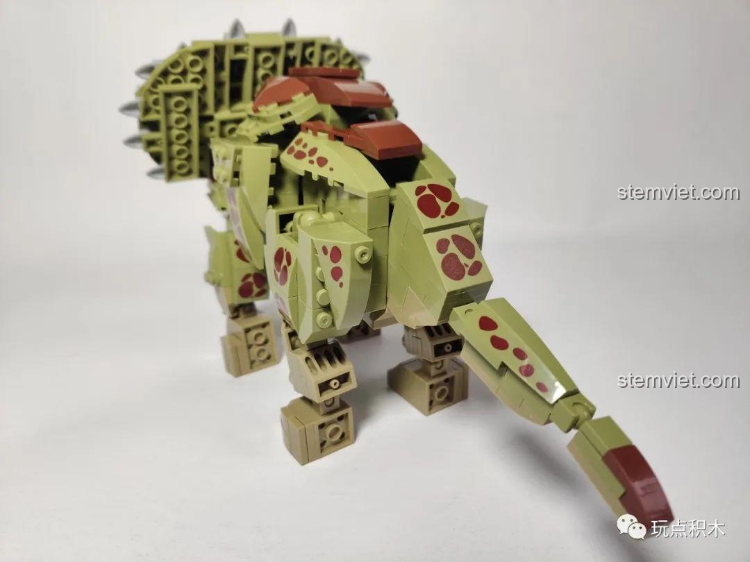 Góc nhìn từ phía sau của mô hình WOMA C0451, khoe trọn phần lưng và đuôi được lắp ráp chắc chắn, chi tiết.