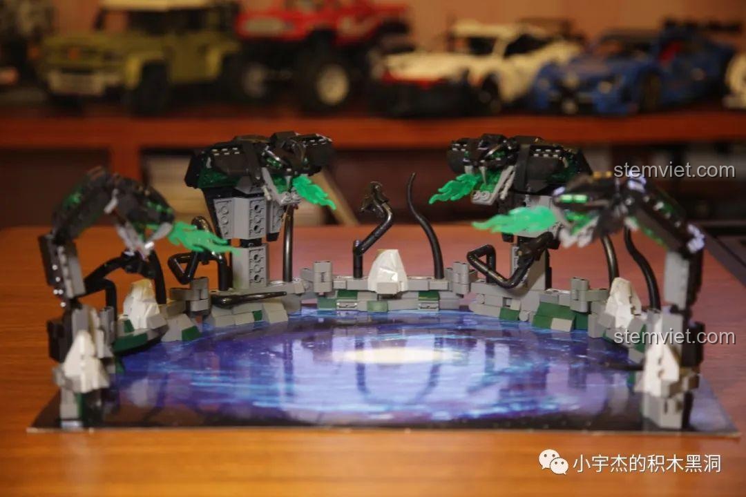 Góc nhìn từ phía sau của mô hình Leier LEJ923 Xà Trận trong Tam Sinh Thế Chẩm Thượng Thư, thể hiện sự đối xứng.