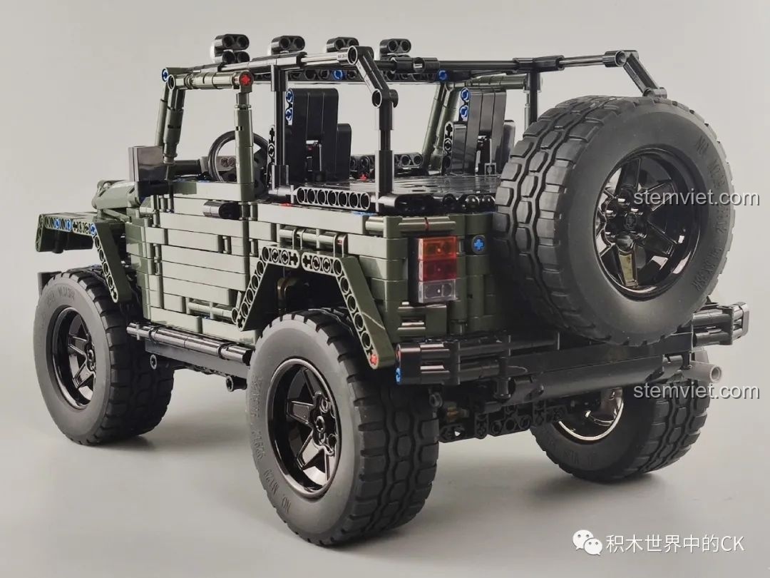 Góc nhìn 3/4 từ phía sau của mô hình Jeep Rubicon, khoe lốp dự phòng và cụm đèn hậu chi tiết.