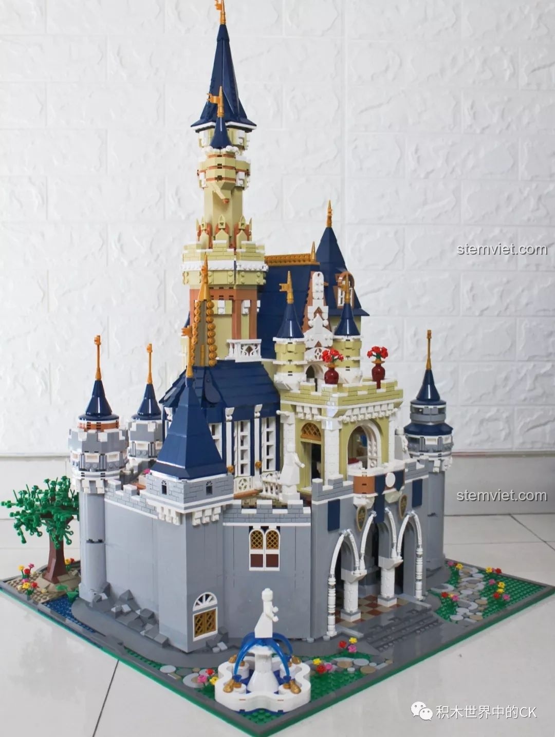 Góc nhìn phía sau bên phải của mô hình Lâu đài Disney, nổi bật với đài phun nước và các chi tiết nhỏ.