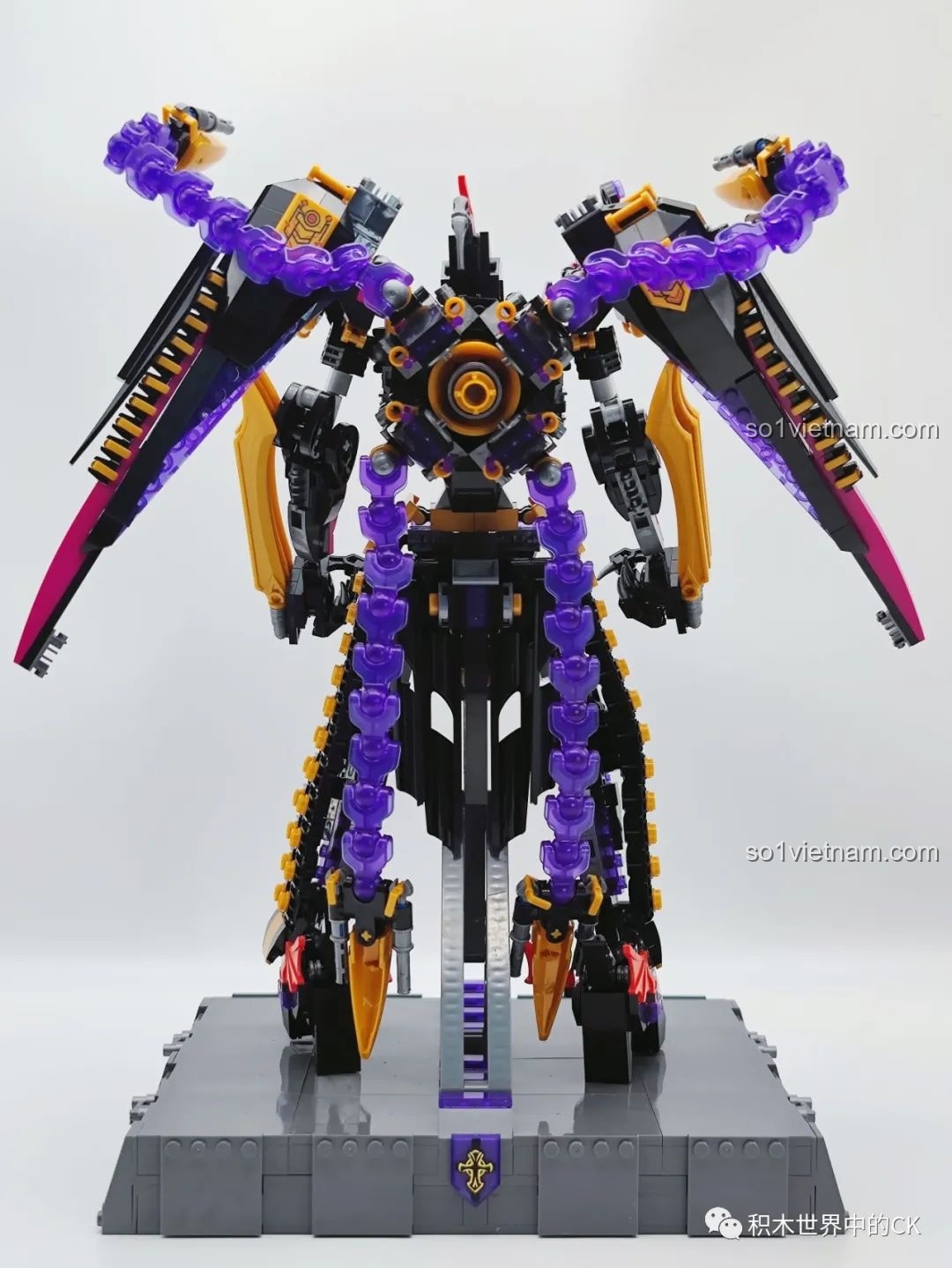 Góc nhìn từ phía sau của robot Mecha JIESTAR 67010 Kỵ Sĩ Tai Ương, cho thấy sự cân đối và mạnh mẽ của mô hình.