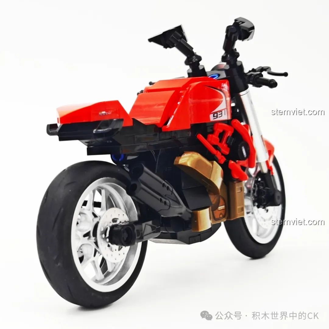 Góc nhìn từ phía sau của mô hình SEMBO 714552, cho thấy chi tiết bánh sau và đuôi xe được thiết kế tinh xảo.