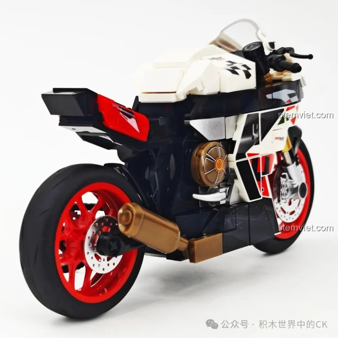 Góc nhìn từ phía sau của mô hình SEMBO 714553, tập trung vào bánh sau, ống xả và đuôi xe thể thao.