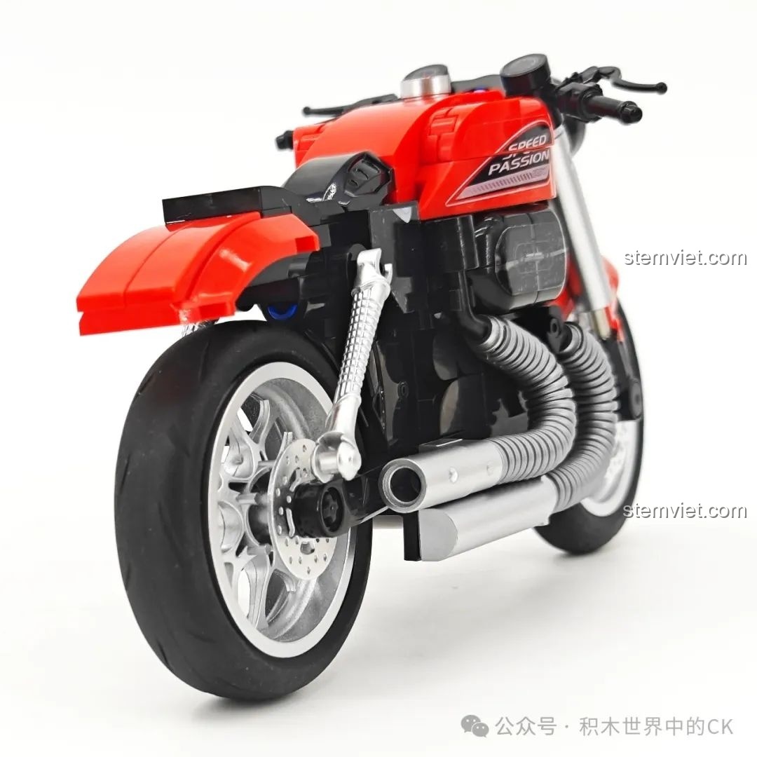 Góc nhìn từ phía sau của mô hình SEMBO 714554, tập trung vào ống xả kép và bánh sau to bản.