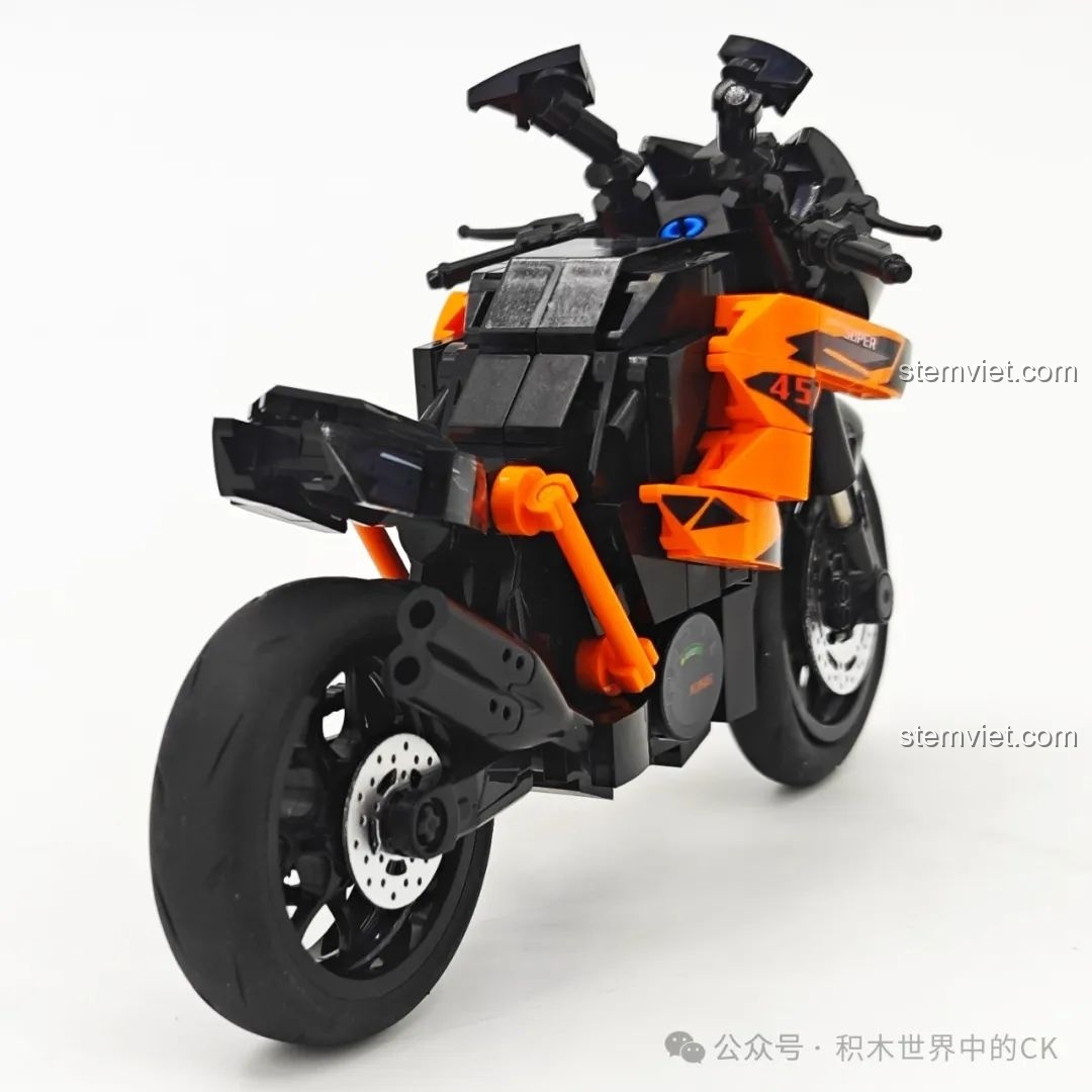 Góc nhìn từ phía sau của mô hình SEMBO 714555, tập trung vào bánh sau to và đuôi xe gọn gàng.