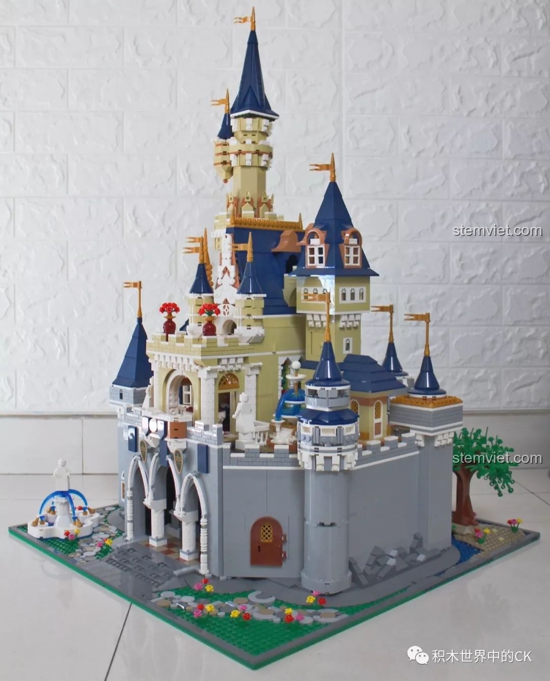 Góc nhìn phía sau bên trái của bộ lắp ráp Tòa lâu đài nguy nga, có cây xanh và các cửa sổ phụ.