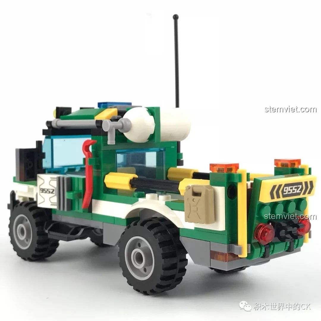 Góc nhìn từ phía sau bên phải của xe cứu hộ SEMBO SD9552, với các chi tiết đèn hậu và thùng xe được trang bị kỹ lưỡng.