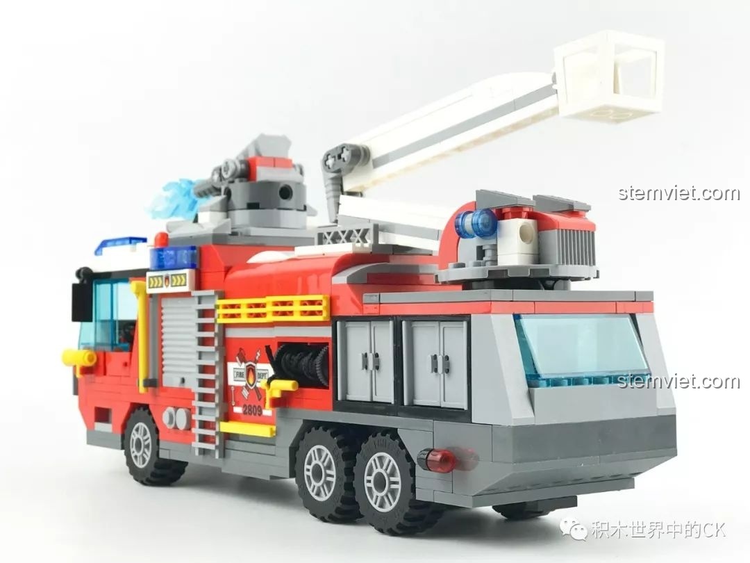 Góc nhìn từ phía sau bên phải của xe cứu hỏa QMAN 2809, làm nổi bật thang nâng và các cửa khoang.