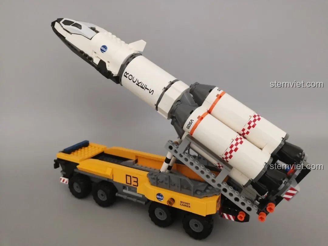 Góc nhìn từ phía sau của xe tải chở tên lửa GUDI 10803 khi đang ở vị trí nâng cao.