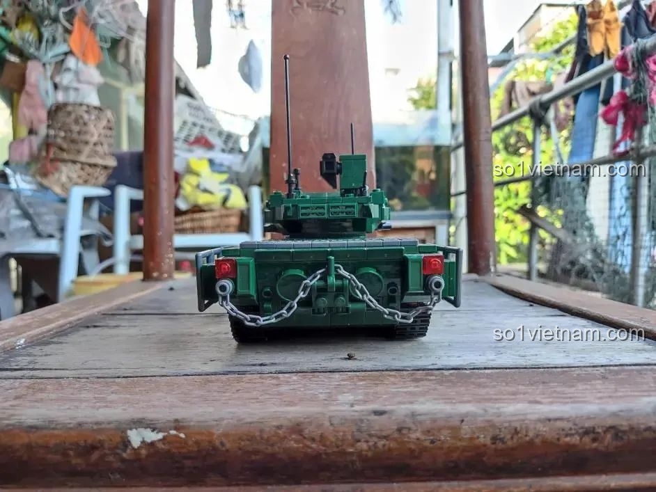 Góc nhìn từ phía sau của xe tăng T-14 Armata, với chi tiết đèn hậu và dây xích trang trí.