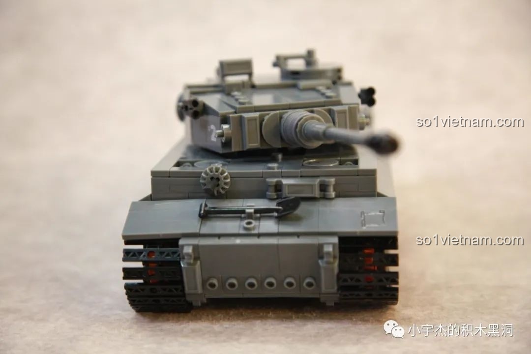 Góc nhìn thẳng từ phía trước của mô hình xe tăng Tiger I Sluban M38-B0851, thể hiện sự uy lực.