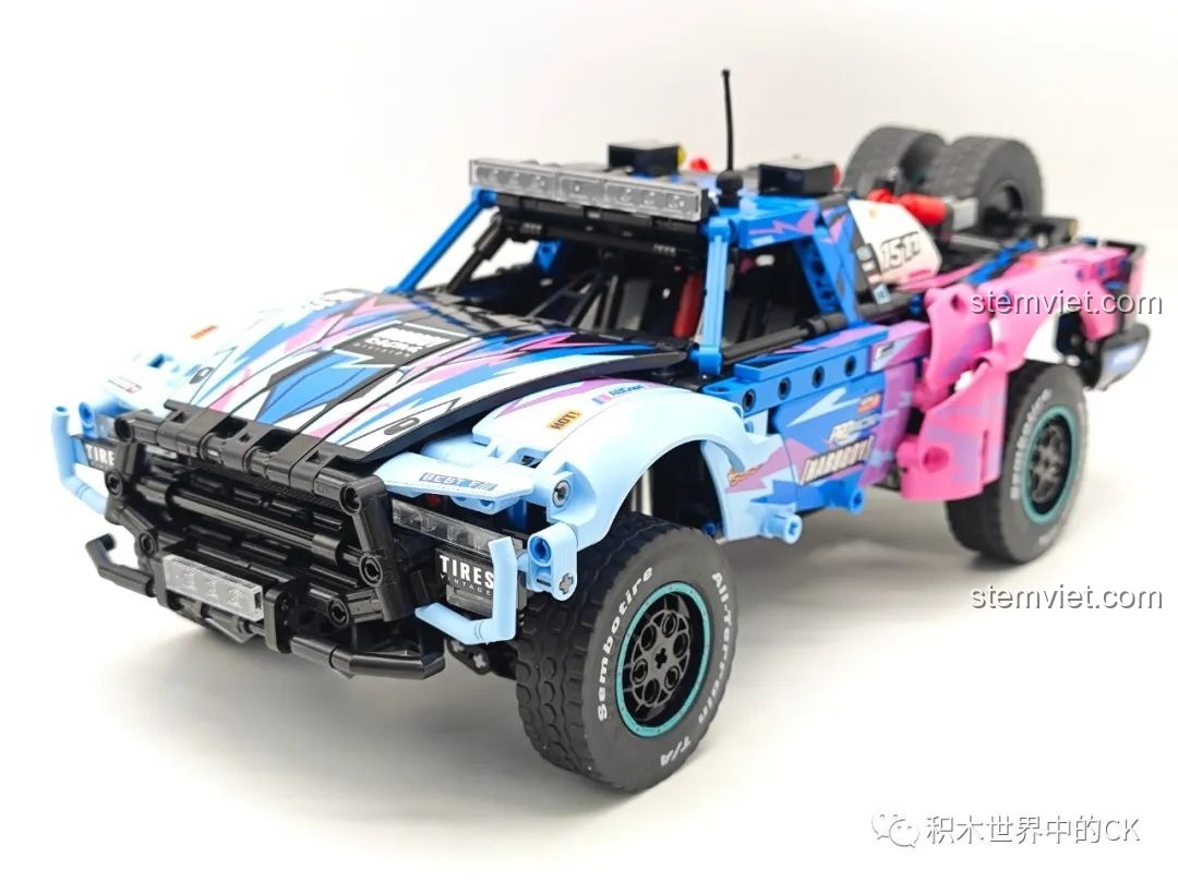 Góc nhìn thấp của xe bán tải off-road SEMBO 715006, làm nổi bật hệ thống treo và bánh xe lớn.