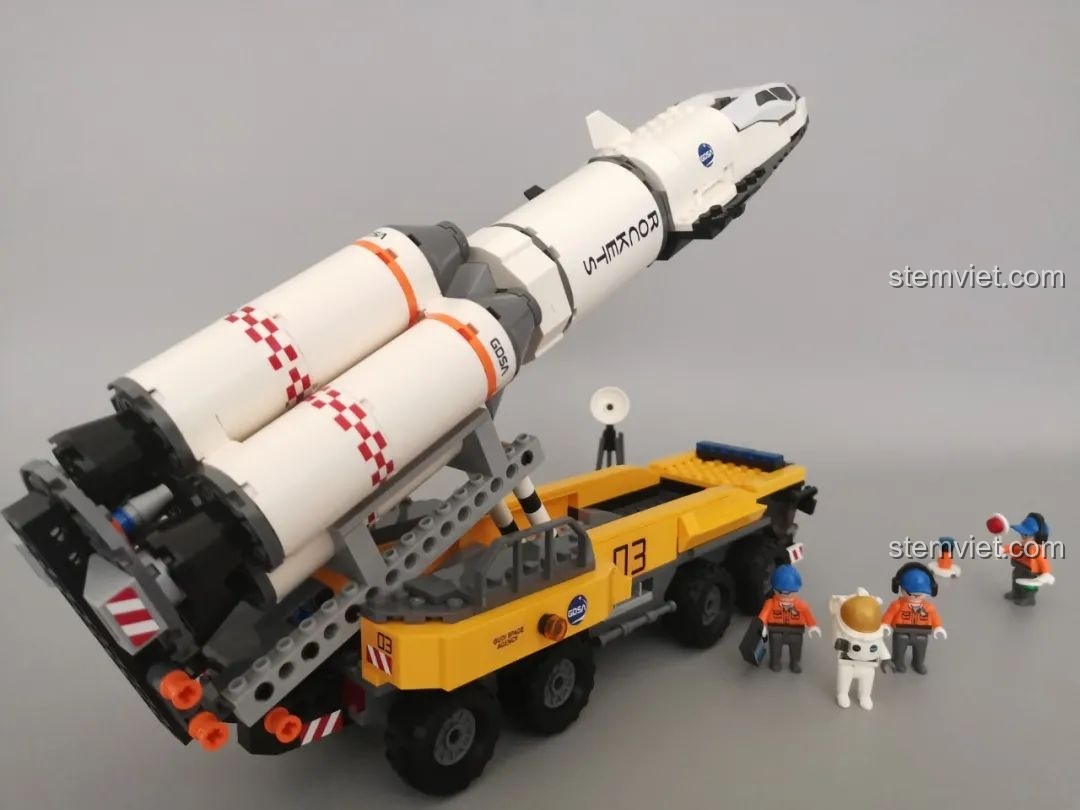 Góc nhìn tổng thể khác của bộ lắp ráp GUDI 10803 Xe Tải Chở Tên Lửa Hercules và các nhân vật.