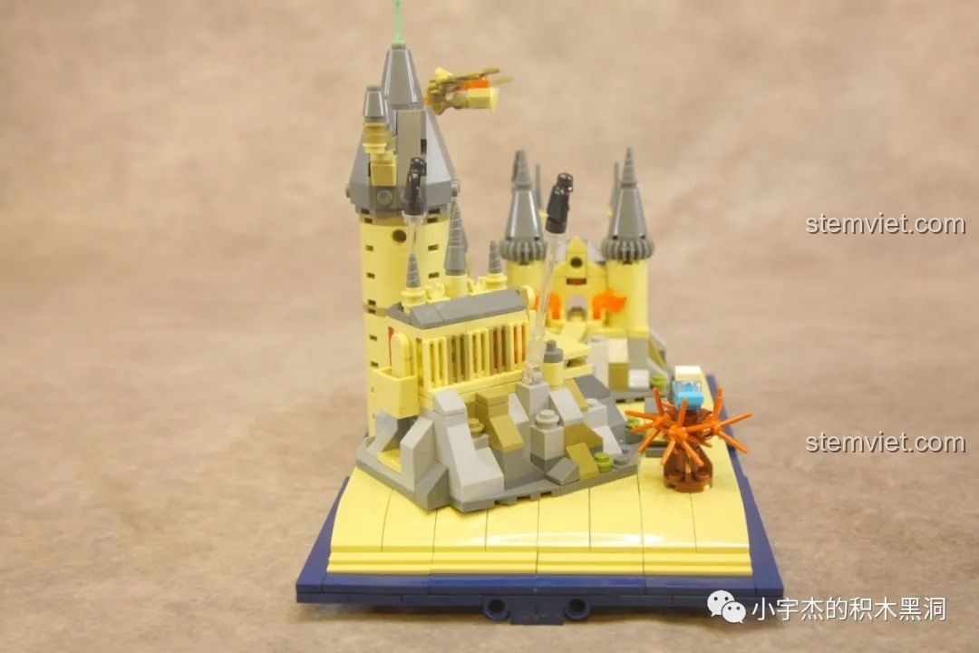 Góc nhìn bên trái của bộ xếp hình Cuốn sách ma thuật Hogwarts 13010 đáng tiền.