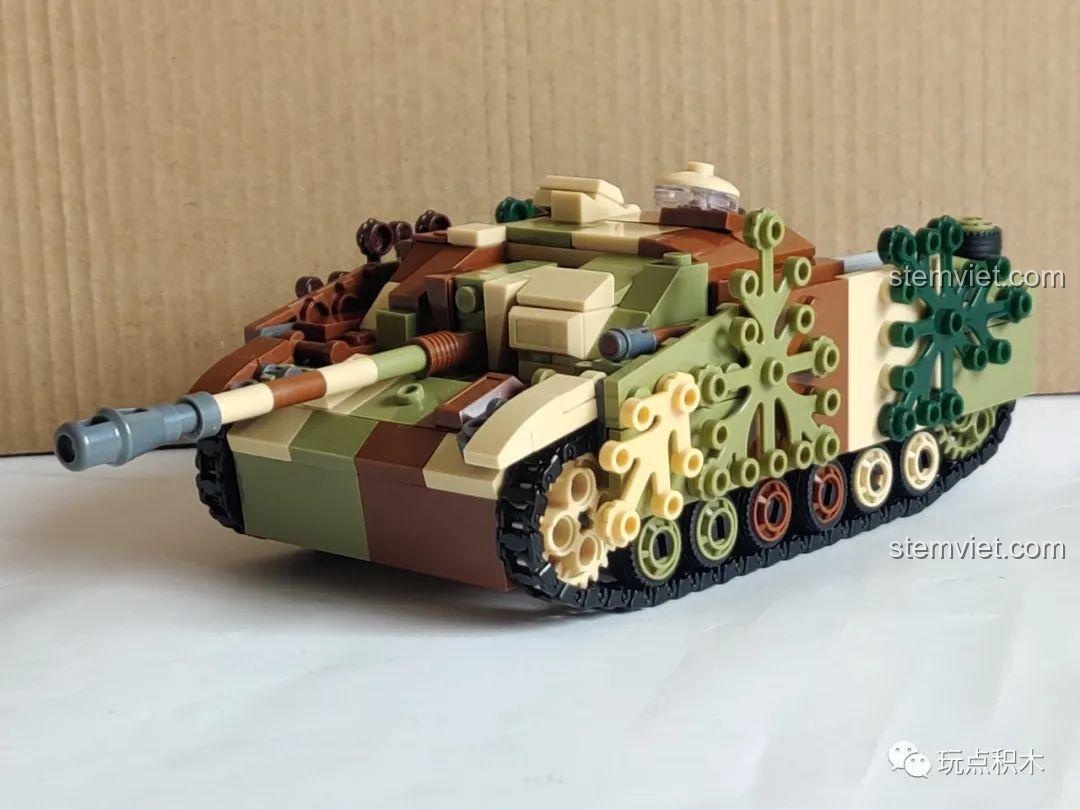 Góc nhìn từ bên trái của mô hình Xe tăng Đức Thế chiến II M38B0858, thể hiện lớp ngụy trang.