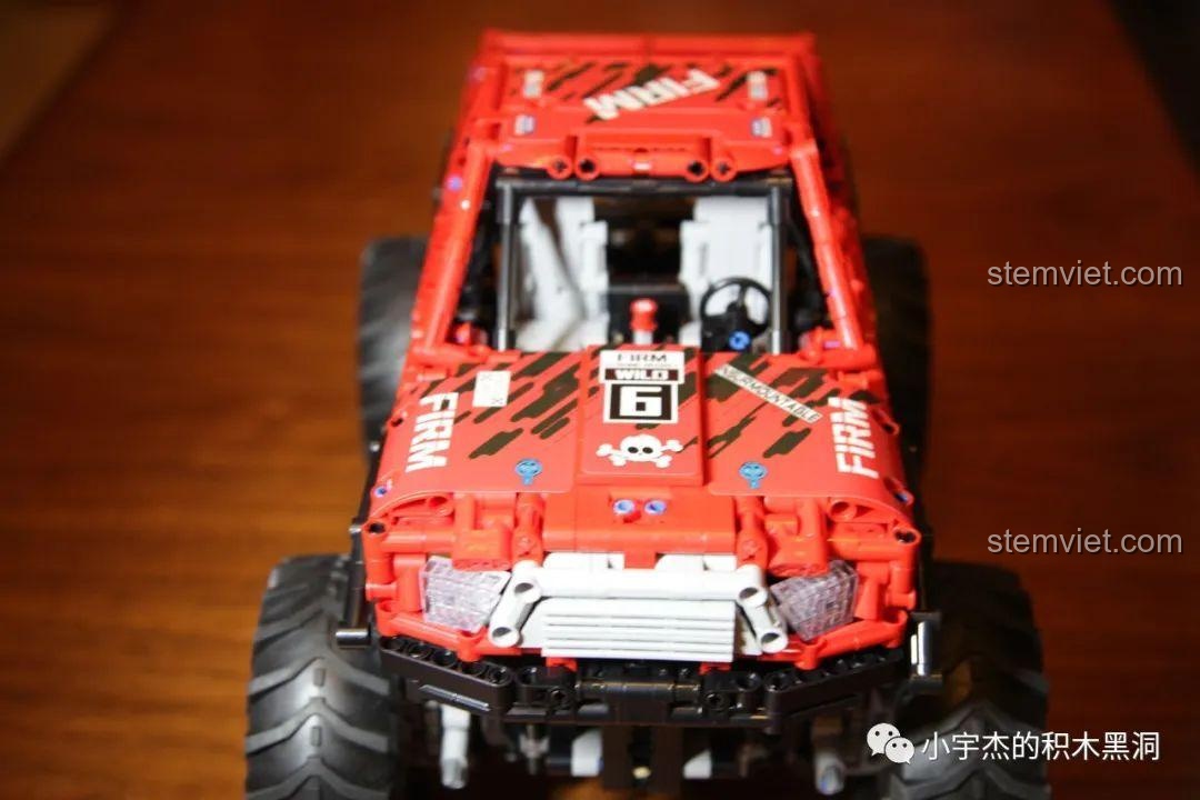 Góc nhìn từ trên cao của xe tải quái vật Happy Build XQ1212D, khoe trọn thiết kế nắp capo và cabin xe.