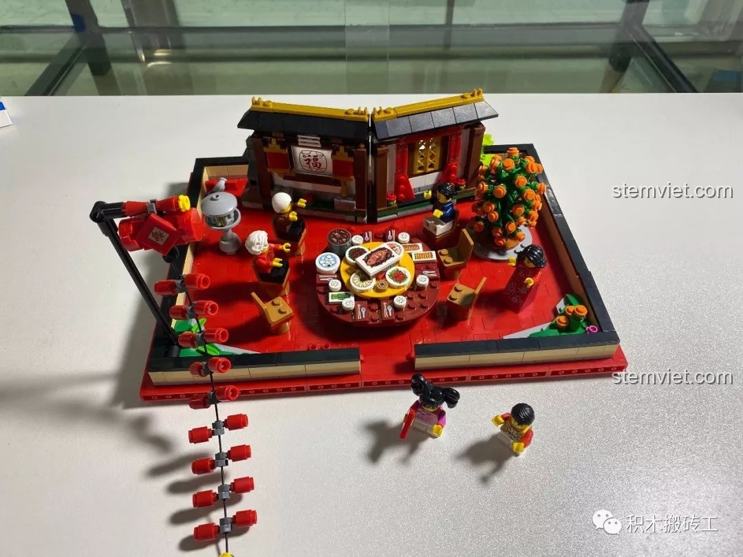 Góc nhìn từ trên cao của bộ xếp hình Sách Lắp Ráp Tết Nguyên Đán, thể hiện sự sắp xếp chi tiết.