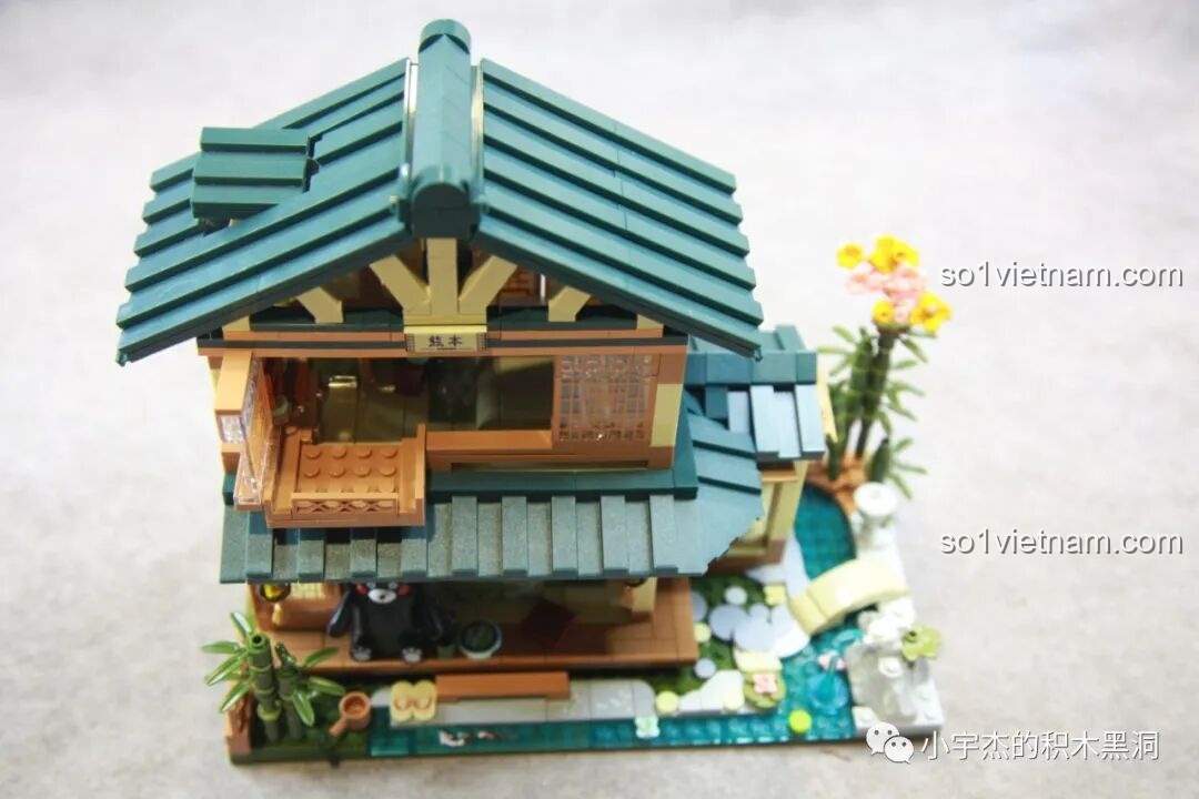 Góc nhìn từ trên cao xuống mô hình inbrixx 880018 Ngôi Nhà Nhật Bản Kumamon, thể hiện cấu trúc mái và ban công.