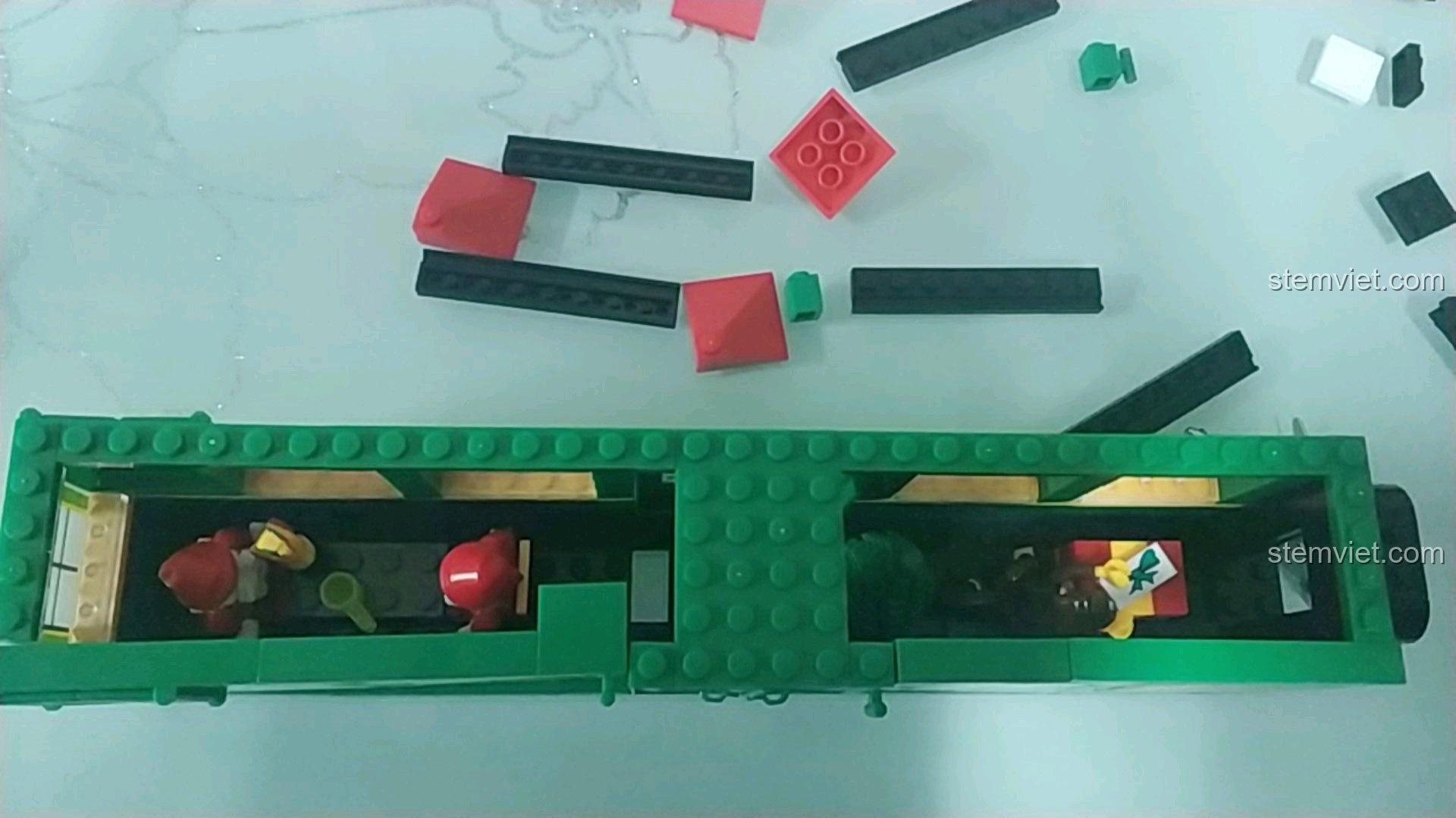 Góc nhìn từ trên xuống của mô hình Toa tàu Giáng Sinh 626 trước khi lợp mái.