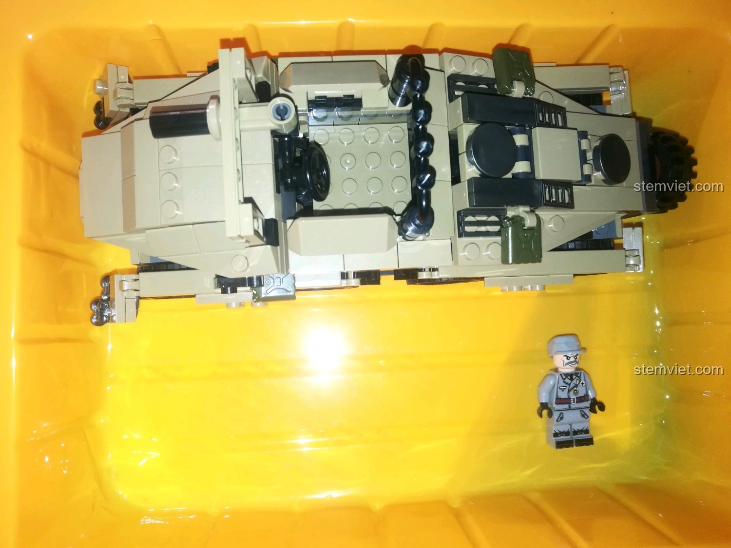 Góc nhìn từ trên cao của mô hình xe bọc thép SEMBO 101341, khoe trọn thiết kế chi tiết.