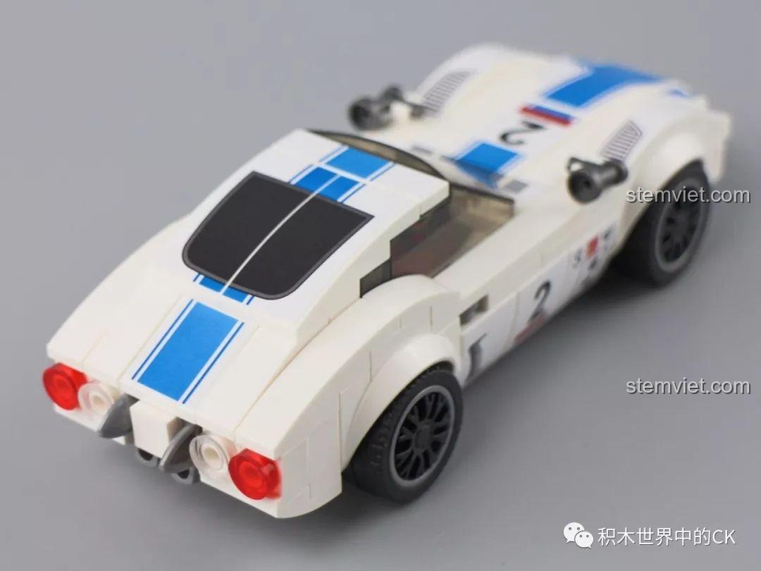 Góc nhìn từ trên cao của xe Toyota 2000GT SEMBO 607030, dải sọc xanh chạy dọc thân xe liền mạch.