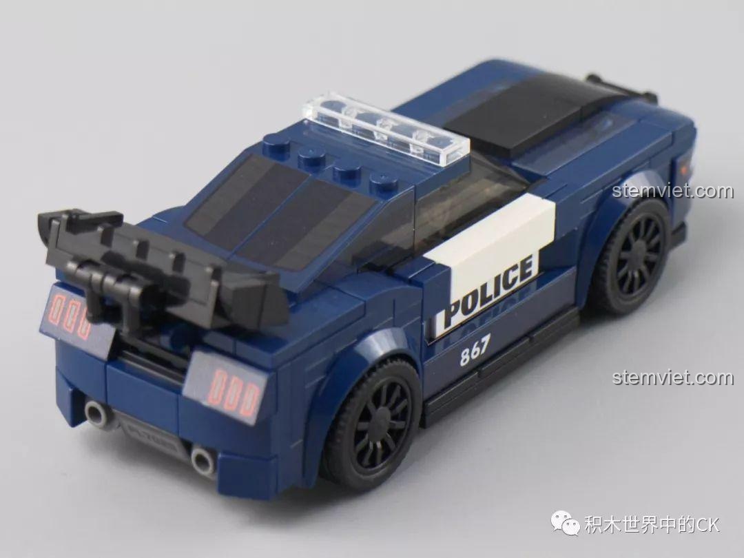 Góc nhìn từ trên cao của đồ chơi mô hình Siêu Xe Cảnh Sát 607029, khoe sọc đen cá tính.