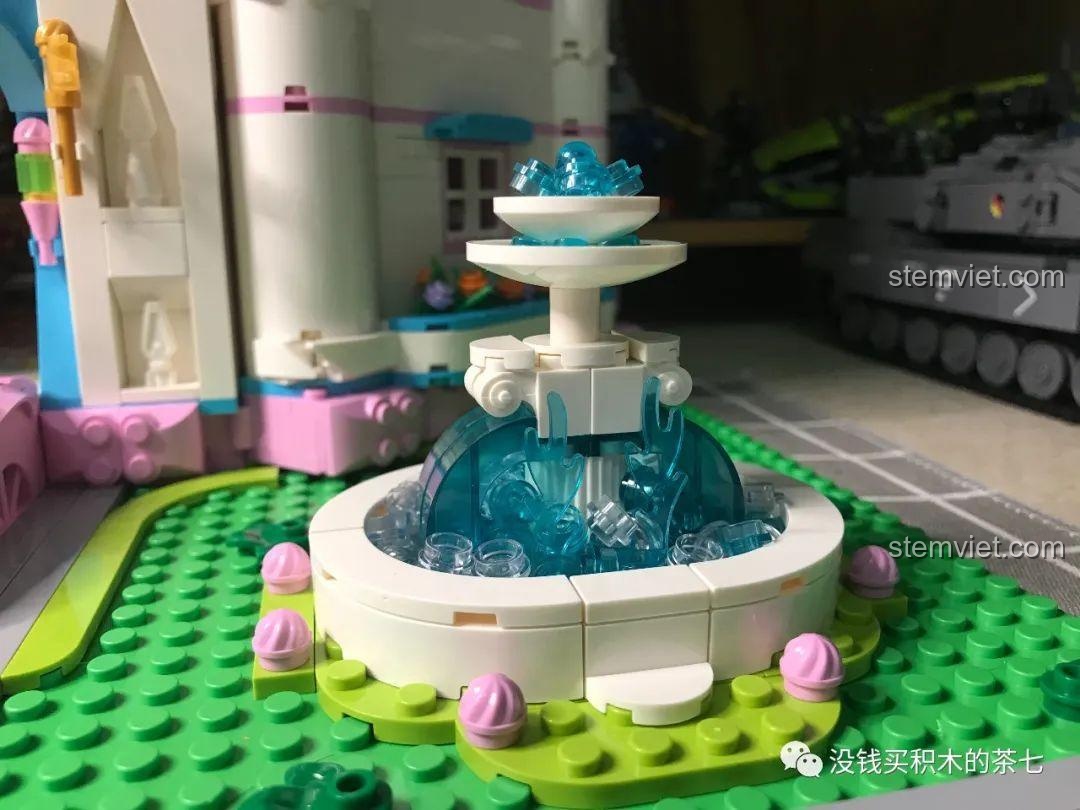 Góc nhìn từ trên xuống của đài phun nước, cho thấy sự tinh xảo trong thiết kế.