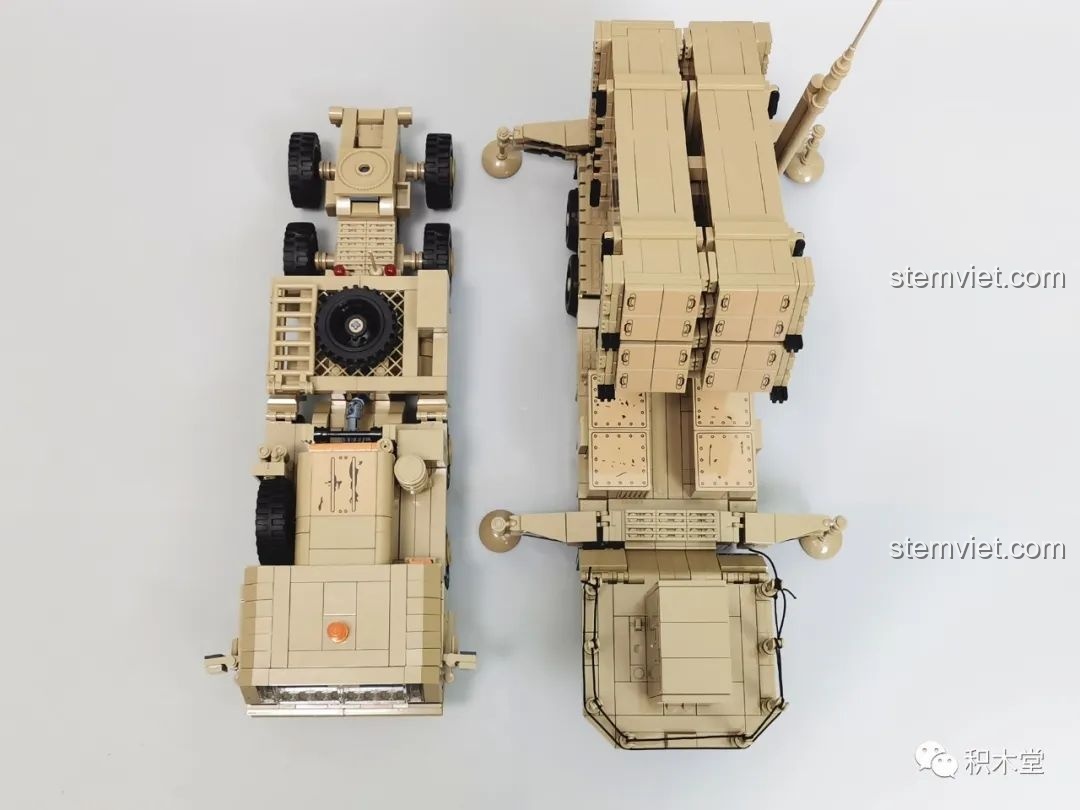 Góc nhìn từ trên xuống của bộ lắp ráp Hệ thống tên lửa đất đối không Patriot cho bé trên 18 tuổi.