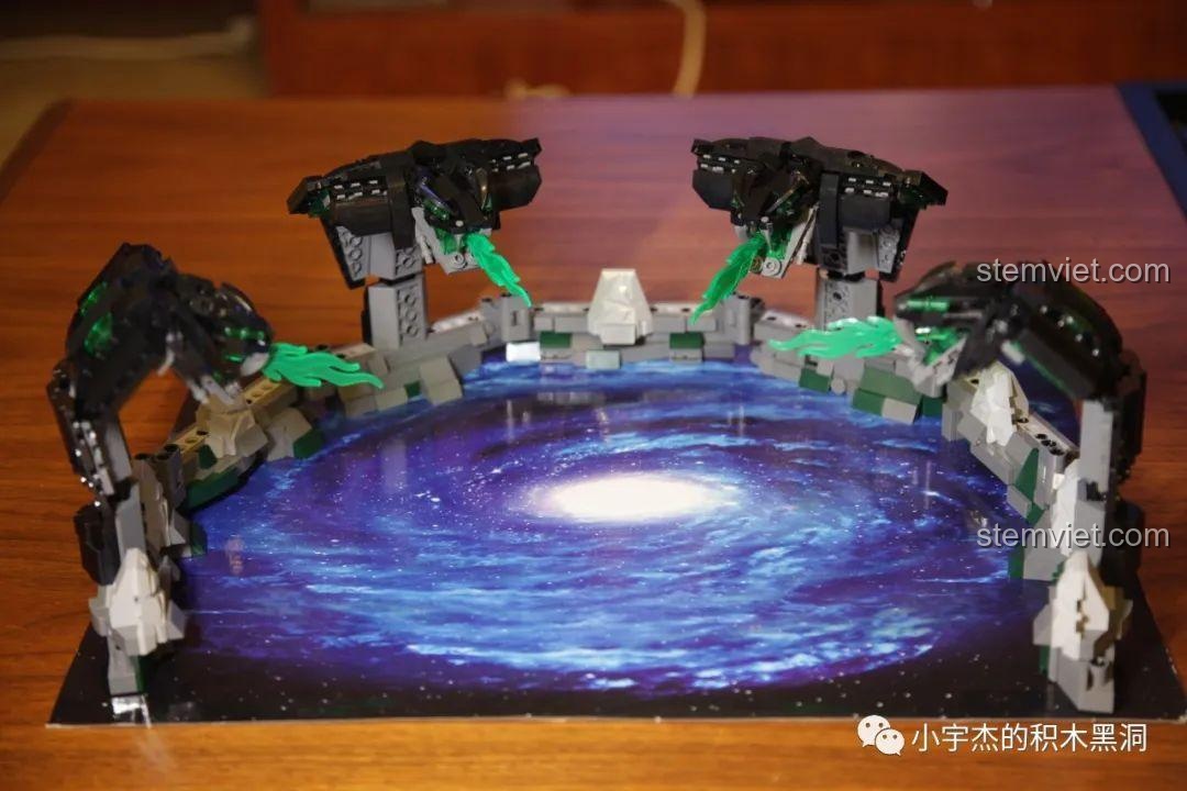 Góc nhìn trực diện đầu rắn của đồ chơi mô hình Cảnh Xà Trận J923, thể hiện sự hung dữ.