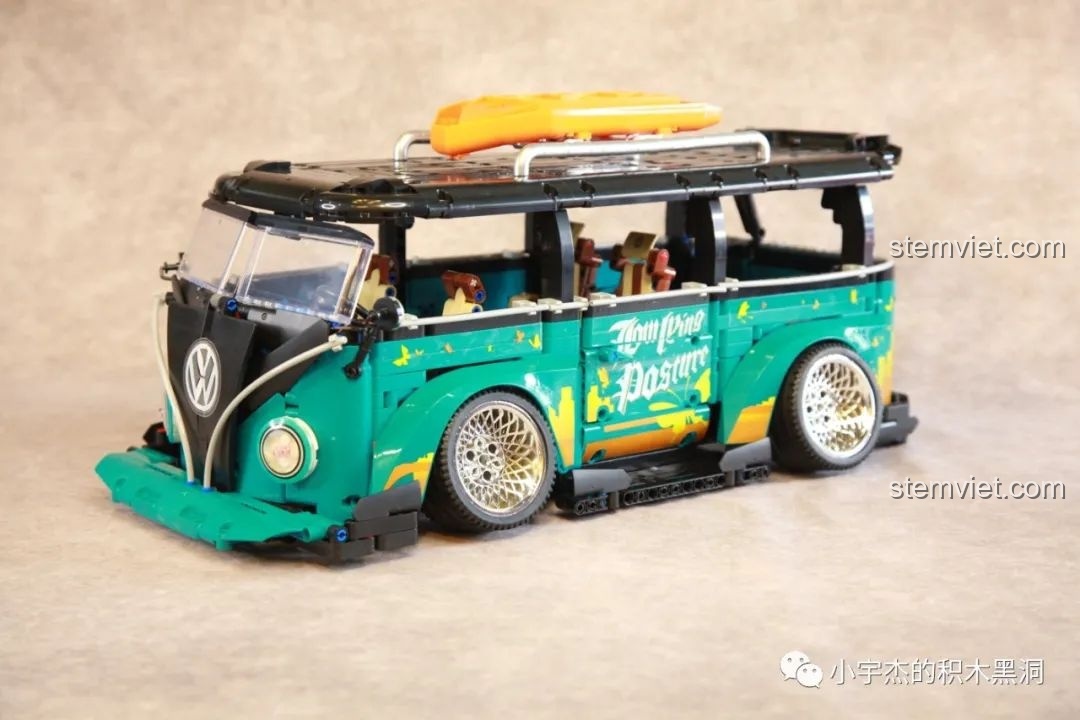 Góc nhìn trực diện của mô hình xe Volkswagen T1 K Box 10510, thể hiện rõ logo và đèn pha.