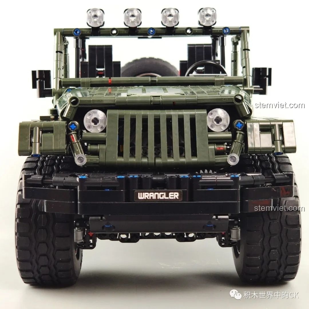 Góc nhìn trực diện của xe off-road Wrangler 13124, nổi bật với lưới tản nhiệt và cản trước hầm hố.