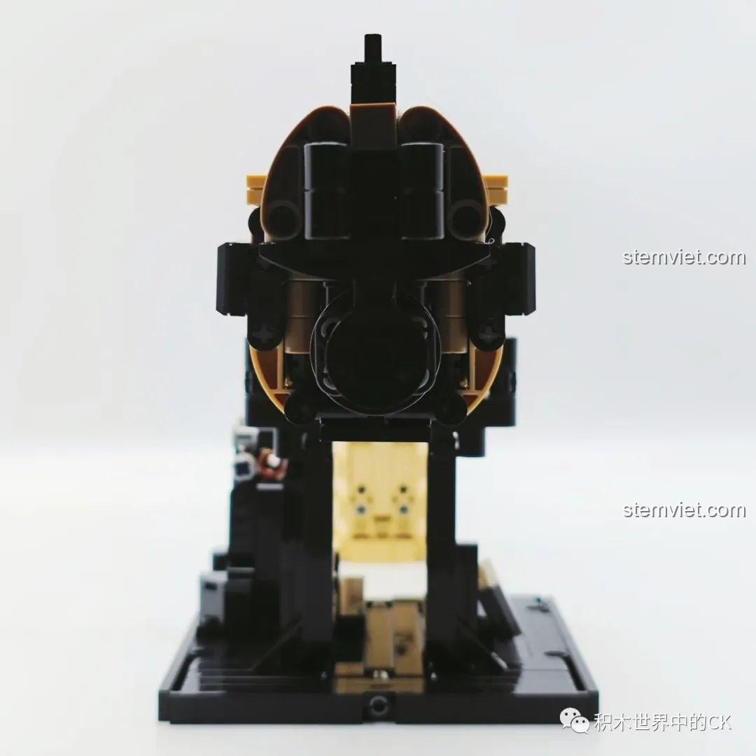 Góc nhìn trực diện của mô hình súng shotgun STF-12 JIESTAR 92402 khi đặt trên chân đế, thể hiện chi tiết nòng súng.