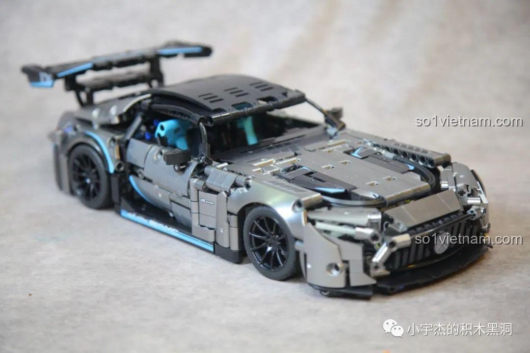 Góc nhìn trực diện của mô hình xe Mercedes AMG Bạc Quỷ MJ Blocks 8620A, thể hiện sự đối xứng và thiết kế mạnh mẽ.