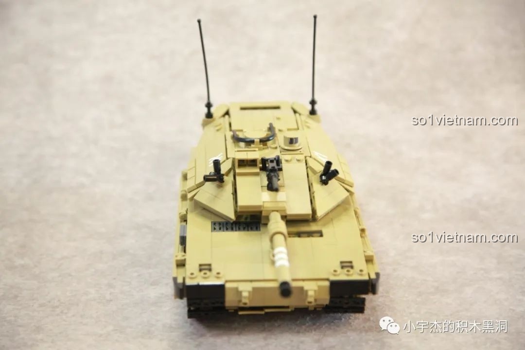 Góc nhìn trực diện của mô hình xe tăng Merkava MK4 Sluban M38-B1022, thể hiện sự hầm hố và mạnh mẽ.