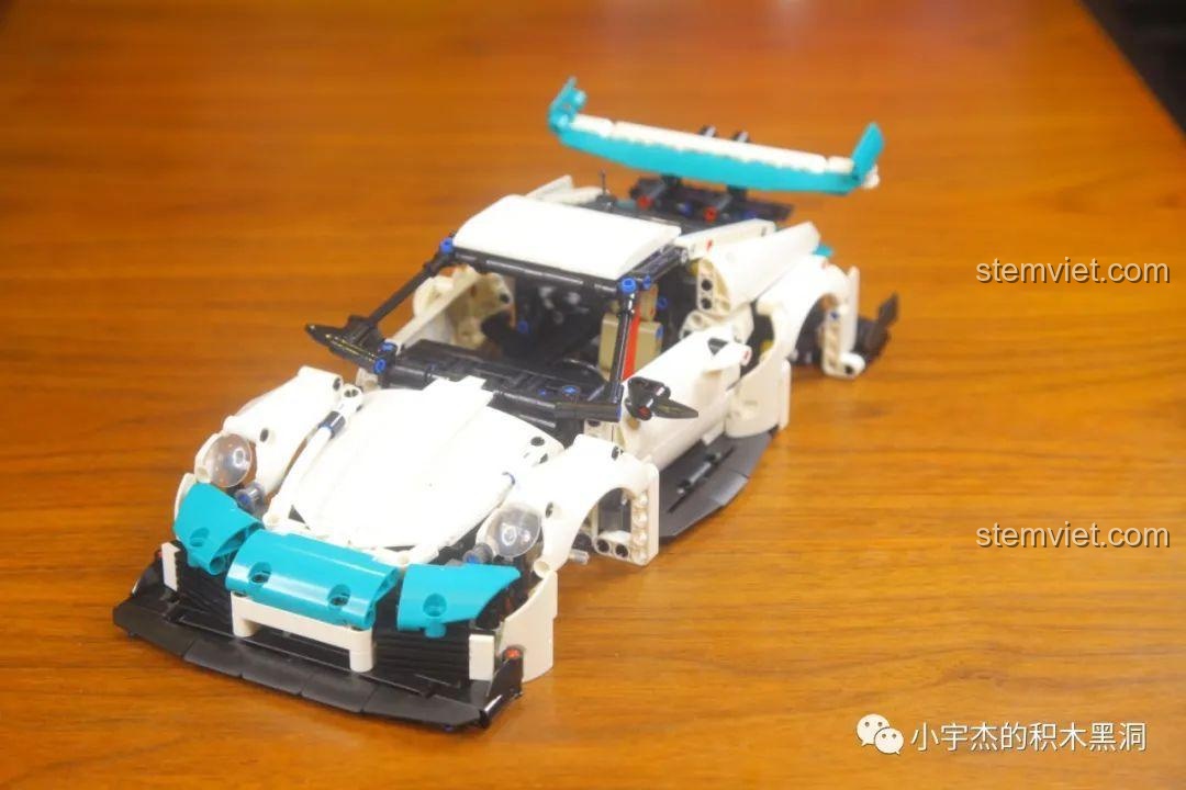 Góc nhìn từ phía trước của mô hình KBOX 10214 sau khi hoàn thành phần thân vỏ.