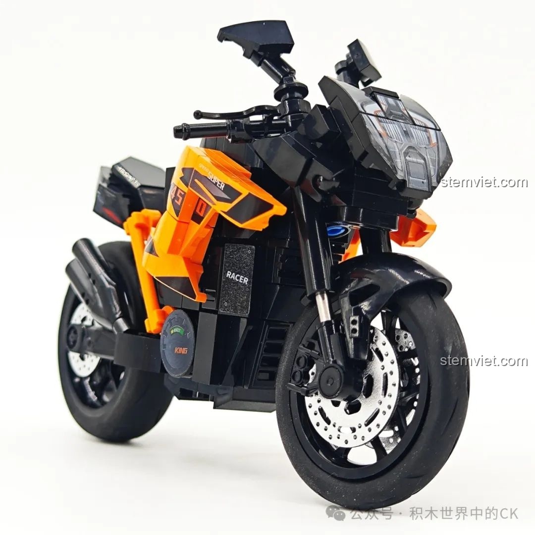 Góc nhìn từ phía trước của mô hình SEMBO 714555, nổi bật với đầu đèn và thiết kế góc cạnh, hầm hố.