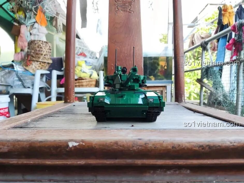 Góc nhìn chính diện của xe tăng đồ chơi T-14 Armata, cho thấy sự bề thế và các chi tiết giáp trước.