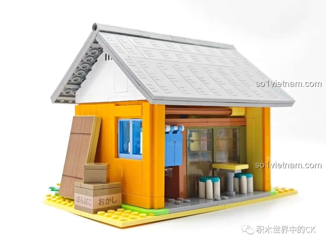 Góc nhìn từ phía sau của Tiệm đồ ngọt Maruko, cho thấy không gian mở bên trong với bàn ghế và quầy hàng.