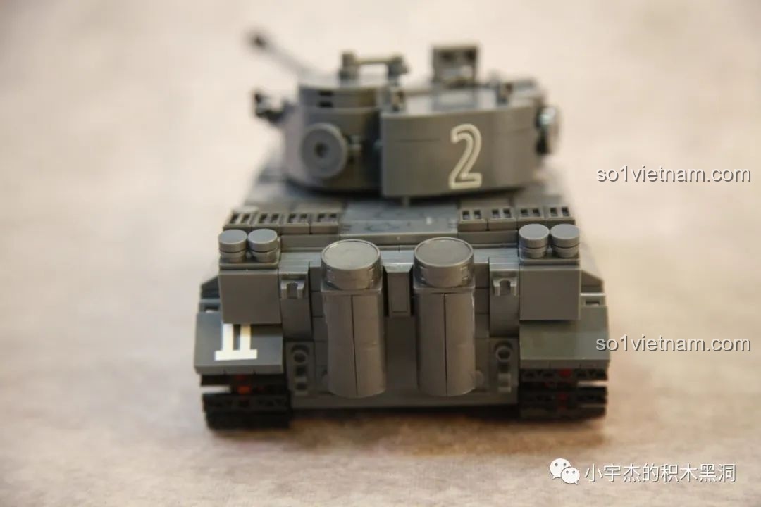 Góc nhìn thẳng từ phía sau của mô hình xe tăng Tiger I Sluban M38-B0851, thể hiện sự bề thế của xe.